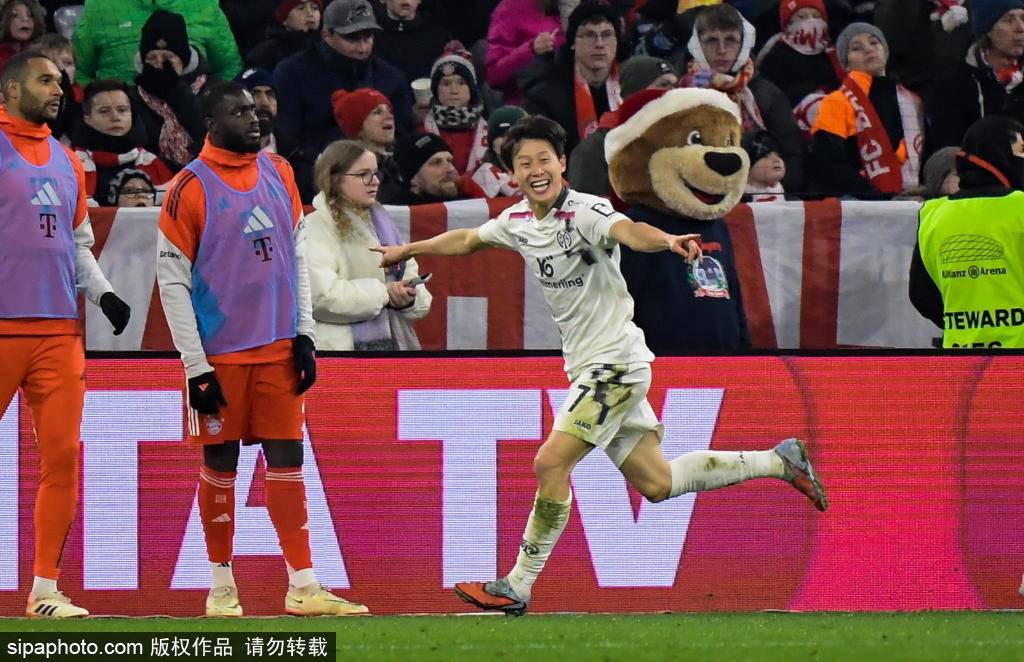 拜仁慕尼黑大胜沃尔夫斯堡：德甲重启，乌龙球纪录之夜